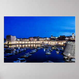 Poster Dubrovnik harbor and walls illuminated at night