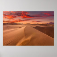 Dunas de areia no deserto ao pôr do sol