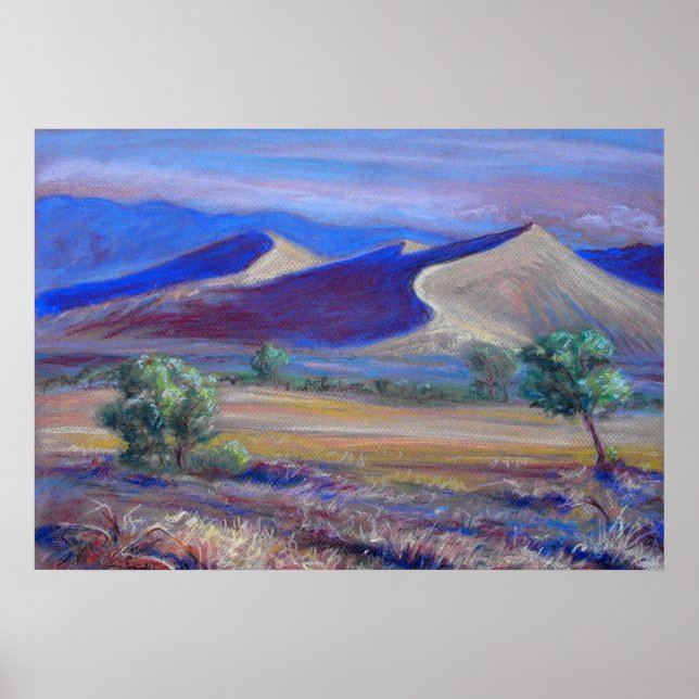 Poster Dunas Sunset, Montanhas Distantes e Árvores (Frente)