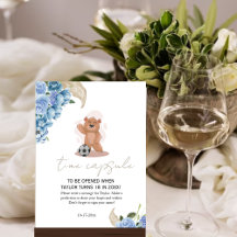 É um rapaz urso chá de fraldas azul giro