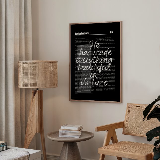 Poster Eclesiastes 3 Bíblias Queda Arte Versa (Minimalist Christian wall art featuring Ecclesiastes 3 in elegant black bold typography.)