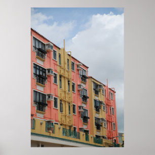 POSTER EDIFÍCIO DE CONCRETO AMARELO E VERMELHO SOB NUVENS