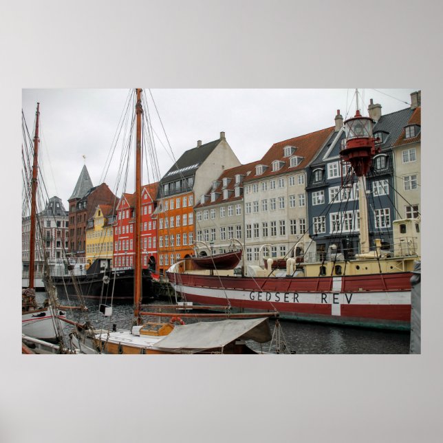 POSTER EDIFÍCIOS COLORIDOS AO LADO DO RIO (Frente)