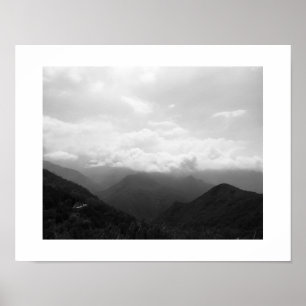 Poster enevoado de Rolling Hills e de céu - preto