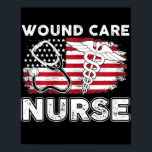 Poster Enfermeira de Wound RN Enfermando Bandeira America<br><div class="desc">Enfermeira de Wound RN Enfermando a bandeira americana 4 de julho Presente. Presente perfeito para seu pai, mãe, pai, homens, mulheres, amigos e familiares no Dia de Ação de Graças, Dia de Natal, Dia de as mães, Dia de os pais, 4 de julho de 1776 Dia Independente, Dia dos Veteranos,...</div>