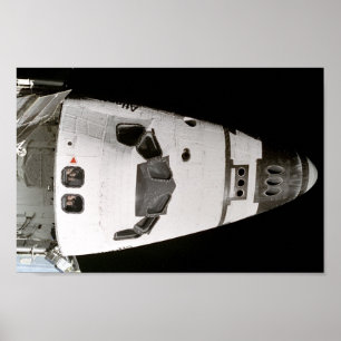 Poster Equipe Atlantis olhando para a Estação Espacial 