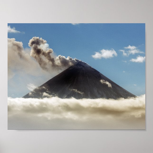 Póster Erupção efusiva do vulcão Klyuchevskoy. Kamchatka (Frente)