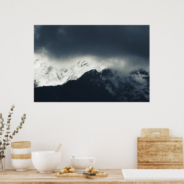 Poster Escuridão e luz em montanhas cobertas de neve (Cozinha)