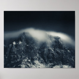 Poster Escuridão e nuvens brancas sobre as montanhas