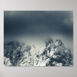 Poster Escuridão e nuvens cobrindo montanha