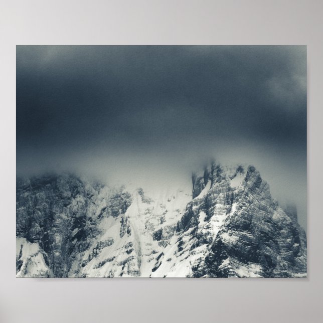 Poster Escuridão e nuvens cobrindo montanha (Frente)