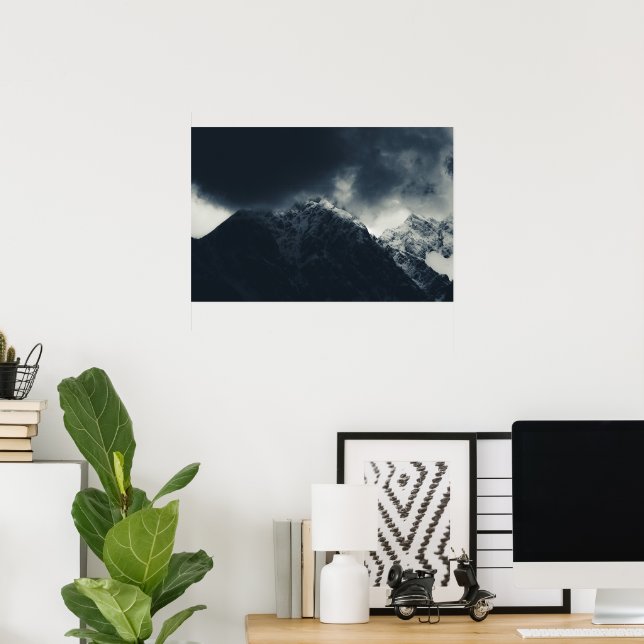 Poster Escuridão e nuvens de tempestade sobre montanhas (Escritório em casa)