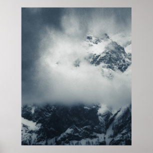 Poster Escuridão e nuvens misteriosas sobre a montanha