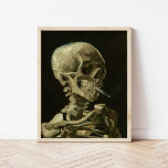 Poster Esqueleto com cigarro queimado | Van Gogh<br><div class="desc">Crânio de um Esqueleto com Cigarro em chamas (1886) por Vincent Van Gogh, artista poste-impressionista holandês. A pintura original é um óleo na canvas, provavelmente do período curto de cursinhos de Van Gogh na Academia de Arte de Antuérpia. O cigarro a queimar foi, provavelmente, destinado a ser piada, talvez como...</div>