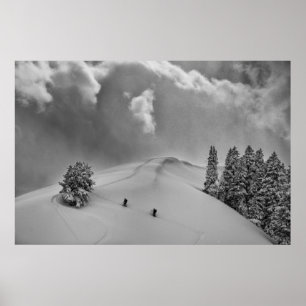 Poster Esquiadores de montanha em neve fresca