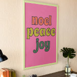 Poster Estilo Noel Peace Joy Retro 1970<br><div class="desc">Este poster de Natal apresenta as palavras "noel,  peace and joy" em letras retrorativas em laranja,  verde limão e verde escuro contra um fundo rosa brilhante.</div>