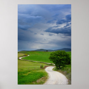 Poster Estrada de enrolamento sob um céu escuro