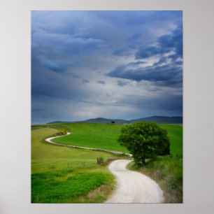 Poster Estrada de enrolamento sob um céu escuro