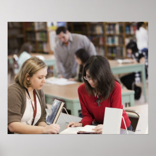 Póster Estudante que fala ao bibliotecário na biblioteca