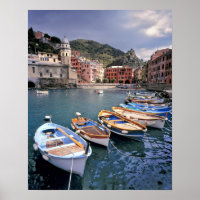 Europa, Itália, Vernazza. Barcos pintados de cores