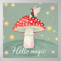 Fada minúscula empoleirada no topo de um cogumelo 