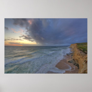 Póster Falésias marítimas capturam a última luz do dia em