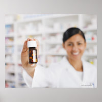 Farmacêutico na loja de medicamentos segurando fra