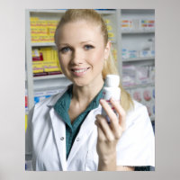 farmacêutico segurando garrafa de pílula, sorrindo