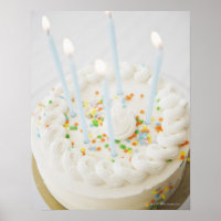 Feche o bolo de aniversário com velas de aniversár