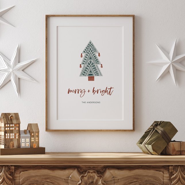 Poster Feliz e Brilho | Árvore Natal Boho e Script (A stylish and boho holiday poster, with a modern green Christmas tree and casual terracotta script)