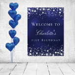 Poster Festa de boas-vindas às estrelas da prata azul de<br><div class="desc">Poster de boas-vindas para uma glamourosa festa de aniversário de 21 ruas (ou qualquer idade). Um fundo azul marinho com estrelas elegantes e falsas prateadas. A cor azul é irregular. Personalize e adicione um nome e idade 21. Cartas brancas.</div>