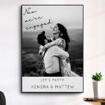 Poster Festa de noivado de fotos minimalista moderna bem-<br><div class="desc">Este simples sinal mínimo de boas-vindas festas de noivado é a moda e a na moda. Apresenta fotos em preto e branco do casal,  letras de manuscrito de script e personalização. Este sinal de noivado é fácil de personalizar com a fotografia e os nomes da futura noiva e noiva.</div>