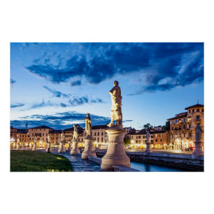Póster Fila de estátuas iluminadas em Padova