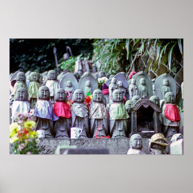 Poster Filas de pequenas estátuas de Jizo com bíblias - J (Frente)