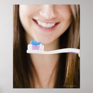 Poster Fim-acima da terra arrendada de sorriso da jovem