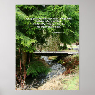 Póster Fir Trees & Stream Bridge Ephesianos 2:8,9 Impress