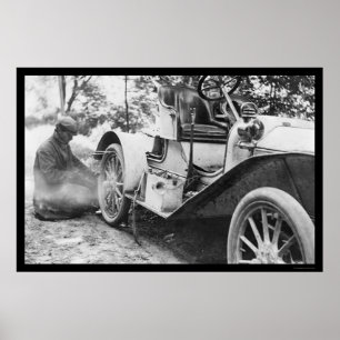 Póster Fixando um pneu liso em um Roadster 1909 de Buick