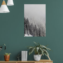Poster Floresta de abetos nevada envolta em neblina