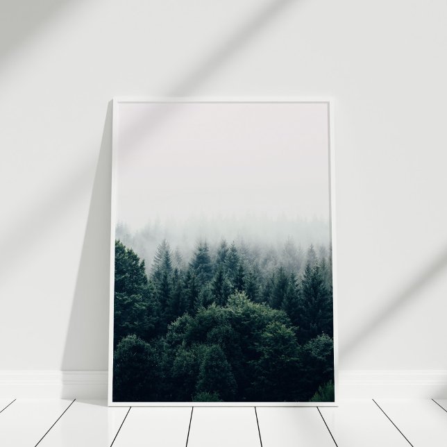 Poster Floresta de Pinheiro Escandinavo (Scandinavian Foggy Pine Forest Poster in a white frame.)