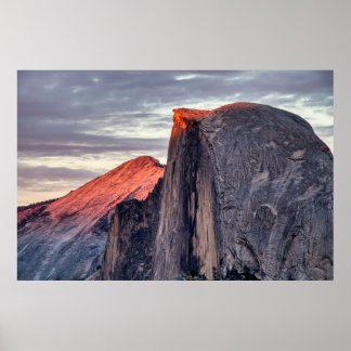 POSTER FORMAÇÃO DE ROCHAS NA COROA E CINZA EM NUVENS DE C