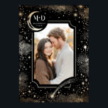 Poster Foto Celestial Black Modern Stars Lua<br><div class="desc">Um impressão de fotos de casamento com tema celeste, com um design preto e dourado com lua crescente, estrelas disparando, nuvens de céu noturno, e constelações. Esta manutenção personalizada, completa com suas iniciais e sua foto favorita, é perfeita para pendurar no seu quarto. Ele também faz um belo poster de...</div>