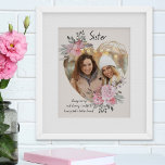 Poster Foto da Irmã Foto Dourada Coração Moldada Cor-de-R<br><div class="desc">Poster de Foto Personalizada que você pode personalizar para qualquer pessoa e adicionar um ditado ou palavras favoritas do coração. Sua foto está definida em uma estrutura de ouro em forma de coração geométrico. A estrutura de gemstone é decorada com buquês de aquarelas de flores cor rosa. É escrito com...</div>