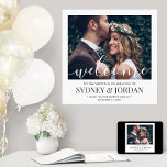 Poster Foto de Boas-vindas ao Esquadrão de Caligrafia Ele<br><div class="desc">Bem-vindos convidados de casamento à sua cerimônia ou recepção com uma elegante poster da praça 24"x24". Imagem e todo texto são simples de personalizar. (DICA DE IMAGEM: Uma maneira fácil de centralizar uma foto exatamente como você deseja é recortá-la antes de carregá-la no site do Zazzle.) O moderno design preto...</div>