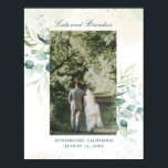 Poster Foto de Casamento Elegante Eucalyptus Greenery<br><div class="desc">Elegante canvas de galeria botânica com sua foto de casamento favorita, emoldurada com folhas de eucalipto e verde, com uma dica de azul e manchas de falsa brilho de ouro sobre uma lavagem a aquarela pastel. Acima estão os seus nomes no script e abaixo está a cidade, estado e data....</div>