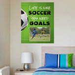 Poster Foto de citação motivacional do futebol<br><div class="desc">Personalize este ditado motivacional poster de futebol com a citação LIFE É COMO FUTEBOL - VOCÊ PRECISA DE OBJETIVOS com uma foto sua. O exemplo é mostrado em um poster de 16x20" com o Value Paper — outros tamanhos e qualidade de papel ou opções de canvas estão na página de...</div>