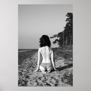Poster Foto de uma menina de praia tatuagem com biquíni p