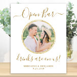 Poster Foto Dourada Personalizada do Bar Aberto do Casame<br><div class="desc">Abrir Bar! Caligrafia simples, mas elegante, esta placa de bar de casamento mostra bar aberto em caligrafia elegante, e Bebidas estão em nós. Personalize esta placa de casamento elegante com a sua fotografia de noivado ou fotografia de casal favorita, nomes e data! COPYRIGHT © 2020 Judy Burrows, Black Dog Art...</div>