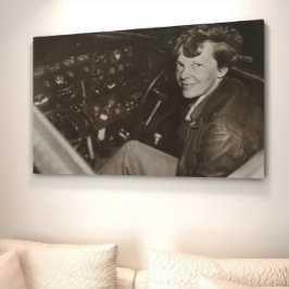 Poster Foto franca de Amelia Earhart no cockpit do avião 