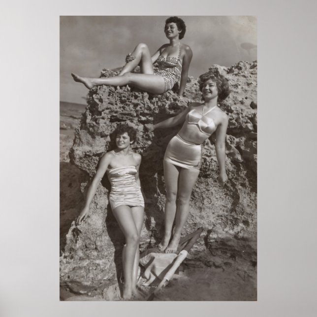 POSTER FOTO GRAYSCALE DE TRÊS MULHERES EM PÉ E SITTIN (Frente)