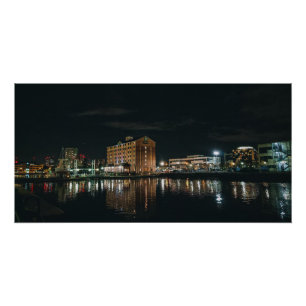 Póster Foto noturna da cidade cinematográfica